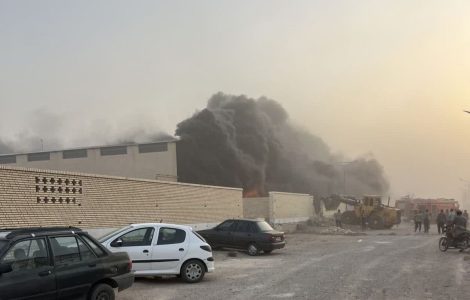پایان ۴ ساعت عملیات نفس‌گیر برای مهار آتش‌سوزی واحد تولیدی آران‌وبیدگل