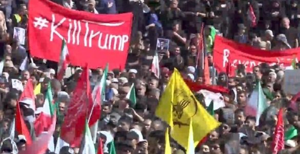 پرچم کشتن ترامپ در مراسم وداع با رهبر شهید پرچم کشتن ترامپ در مراسم وداع با رهبر شهید